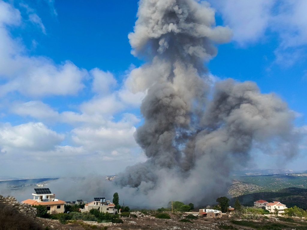 حزب الله يستأنف قصف إسرائيل ومقتل سوريين بغارة على جنوب لبنان
