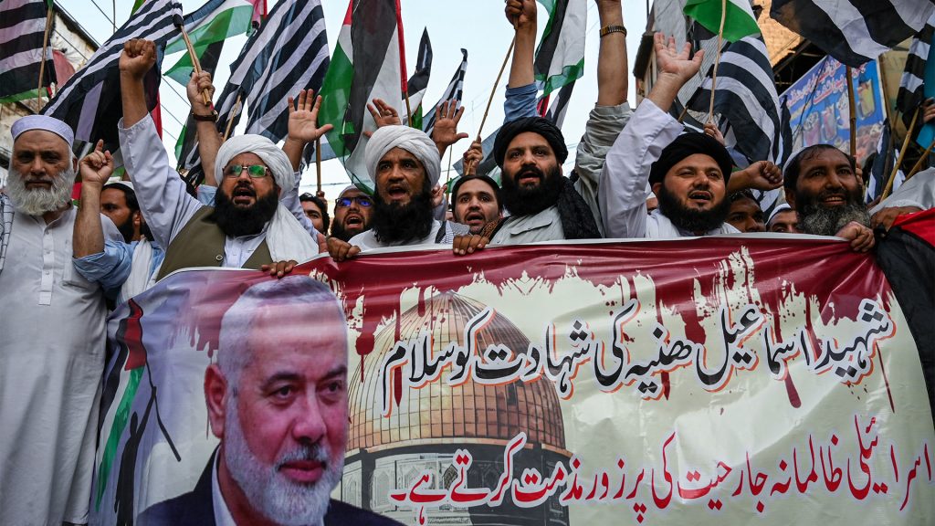 مئات آلاف الباكستانيين يؤدون صلاة الغائب على إسماعيل هنية