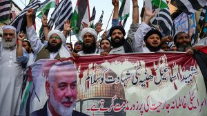 مئات آلاف الباكستانيين يؤدون صلاة الغائب على إسماعيل هنية