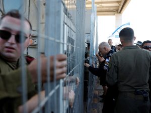 أهلا بكم في جهنم.. تقرير حقوقي إسرائيلي يرصد التنكيل بالأسرى الفلسطينيين