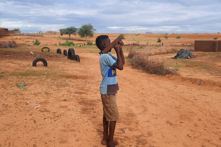 أطفال نازحين بمنطقة شقرة غرب الفاشر وهم يلهون بأسلحة بدائية مصنوعة من الطين