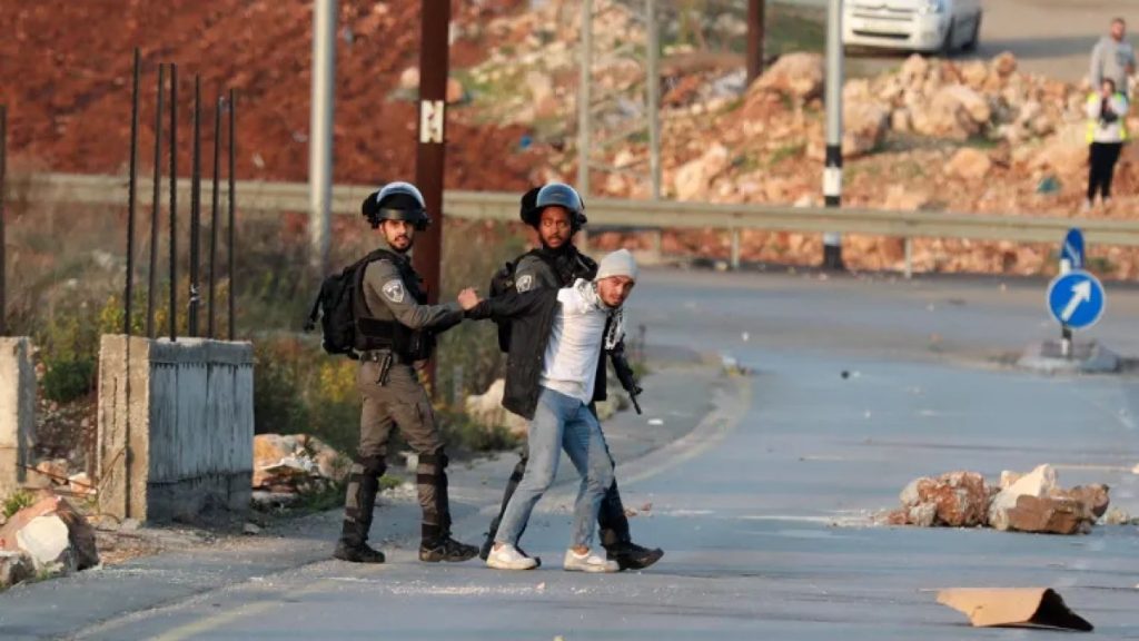 مؤسسة حقوقية توثق عدد وفئات المعتقلين الفلسطينيين بسجون الاحتلال