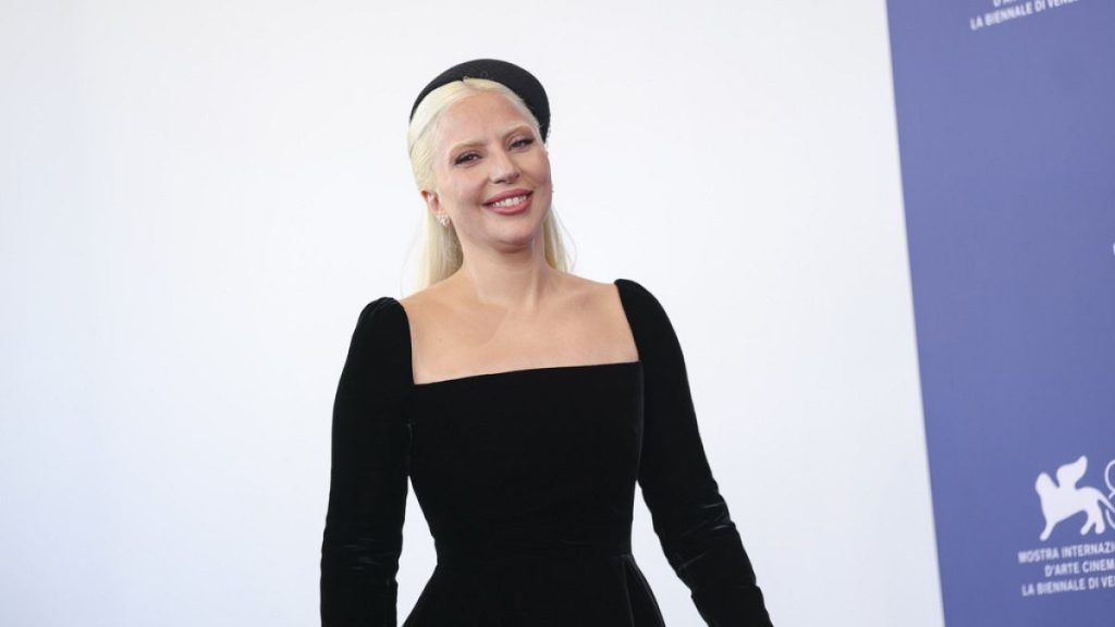 فيديو. على متن قارب: ليدي غاغا تخطف الأنظار بفستانها الأسود عند وصولها إلى مهرجان البندقية السينمائي