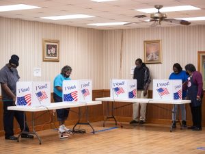 أميركا تتهم روسيا والصين وإيران بمحاولة التأثير على انتخاباتها