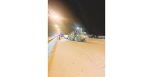 «الأشغال»: إزالة «السافي» من طريقي الوفرة وأم صفق