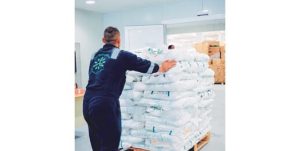 «التجاري» يدعم جمعية الحرس بأكياس صديقة للبيئة