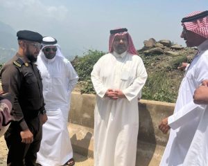 عزل السكان ووجه بضرورة إيجاد الحلول.. محافظ الداير يقف على انهيار جبل حبس