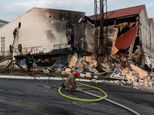 أوكرانيا تقصف مستودع أسلحة وروسيا تتقدم على الأرض