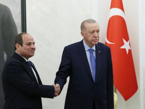 السيسي يصل أنقرة ويلتقي أردوغان في أول زيارة منذ 12 عاما