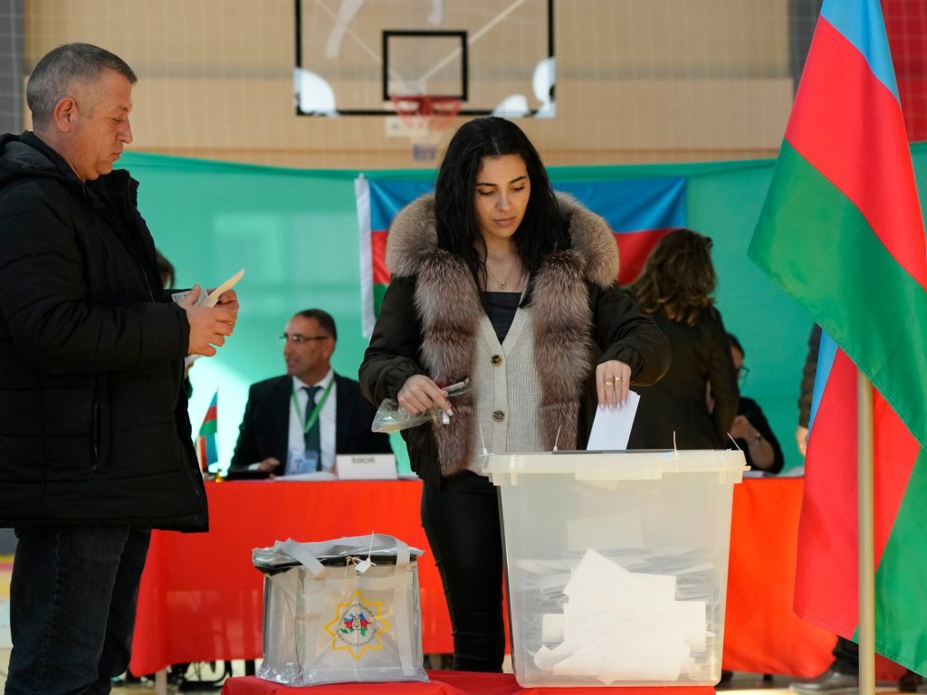 أذربيجان.. انتخابات برلمانية مبكرة والمعارضة بين مقاطع ومتحفظ