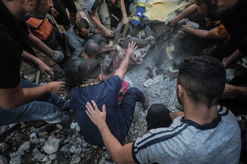 قصص مأساوية لناجين من تحت الأنقاض في غزة