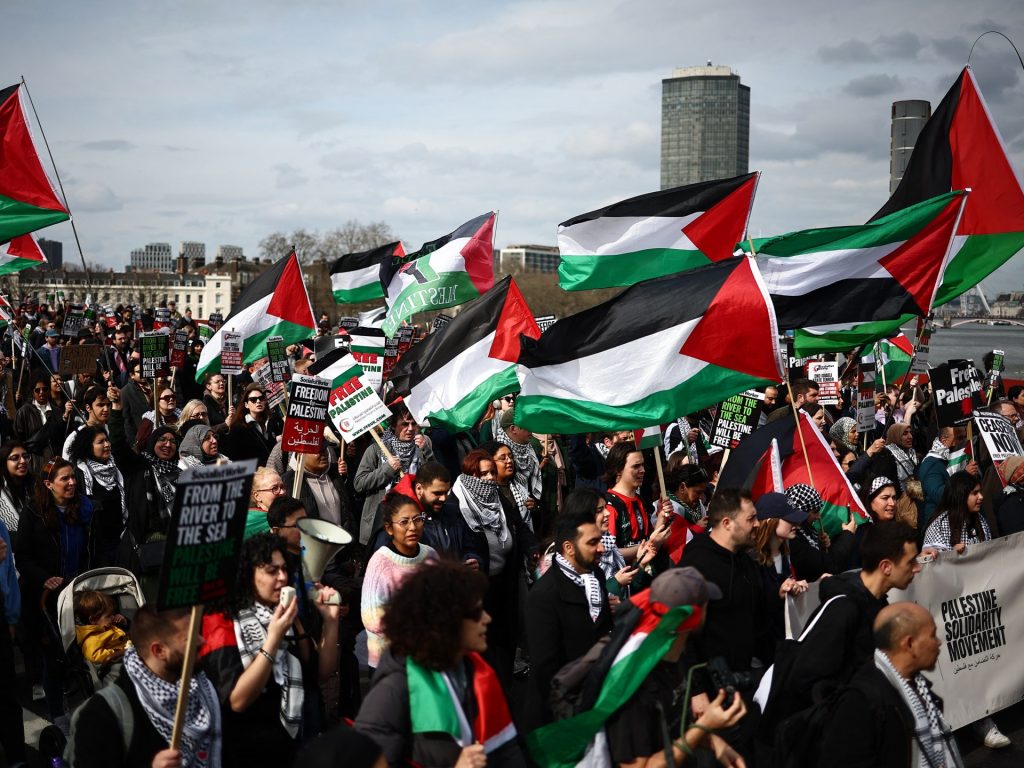 هكذا تستخدم بريطانيا قانون الإرهاب لقمع داعمي فلسطين