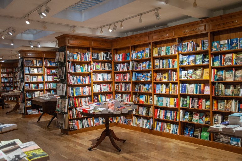 **داخلية** London, UK - November 5, 2019 - Interior of Daunt Books Marylebone High Street branch, traditionally specialising in travel books in London شترستوك