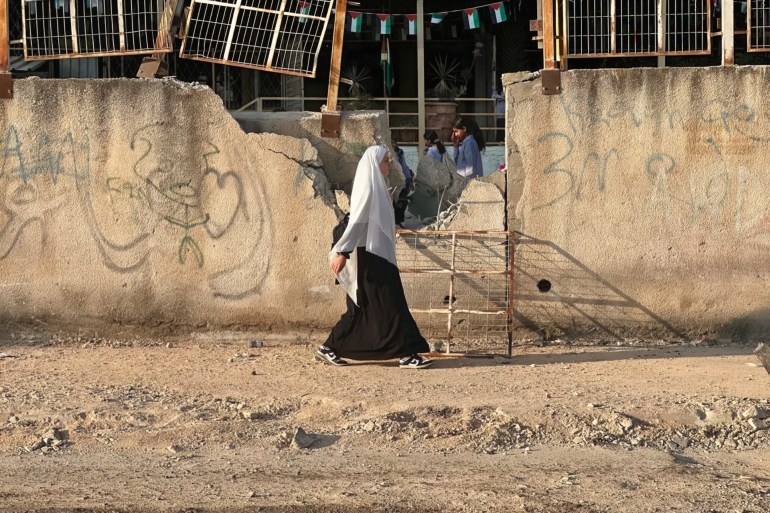 صورة٥_فاطمة محمود جنين فلسطين الجزيرة نت_ طالبات يتوجهن الى مدارسهم في جنين والتي طالها الدمار الاسرائيلي_