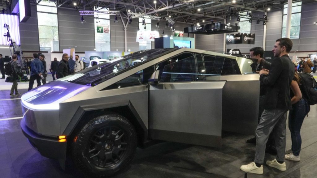 شاحنة تسلا الكهربائية “سايبر تراك” تلفت الأنظار بمعرض باريس للسيارات.. والشركة تستهدف سوقا جديدة