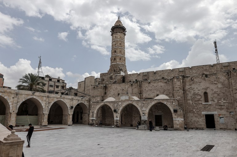 بين أروقة الساحة الخارجية للمسجد العمري الكبير، وسط مدينة غزة، يجلس الشيخ الفلسطيني نادر المصري في حلقة لتعليم قراءة القرآن، منذ أول أيام شهر رمضان المبارك. المصري (70 عاما)، وهو محاضر شرعي في المسجد العمري، يواظب منذ أكثر من 42 عاما، على التردد إليه، للصلاة وتقديم الدروس الشرعية متطوعا للمصلين. ويعدّ "العمري"، الذي أسس قبل أكثر من 1400 عام، من أكبر وأعرق مساجد غزة، وثالث أكبر مسجد في فلسطين بعد المسجدين الأقصى وأحمد باشا الجزار في عكا، ويوازيه بالمساحة جامع المحمودية في يافا. وفي شهر رمضان، يزداد إقبال المصلين على "المسجد العمري"، الذي يطلق عليه بعض سكان غزة اسم "المسجد الأقصى الصغير"، وذلك لتشابهه مع المسجد الأقصى المبارك في مدينة القدس المحتلة. ( Ali Jadallah - وكالة الأناضول )