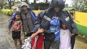 الفلبين: إجلاء 24 ألف شخص قبل وصول الإعصار المدمر “أوساجي”