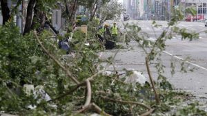 فيديو. تايوان تحت رحمة إعصار “كونغ-راي”.. مقتل شخص وإصابة 73 آخرين