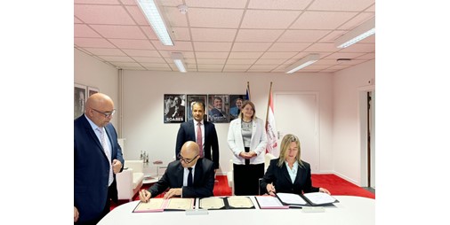 «معهد سعود الناصر» وكلية أوروبا يوقّعان مذكرة تفاهم لتعزيز التدريب والتعاون الديبلوماسي