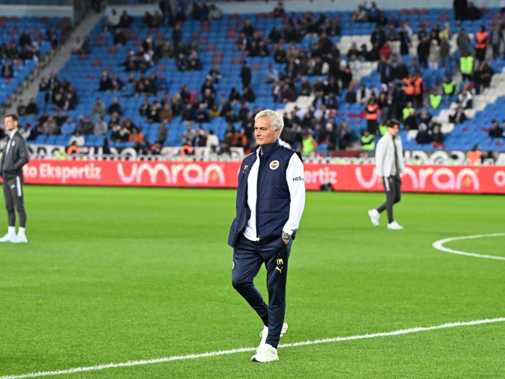 إيقاف وغرامة.. مورينيو يدفع ثمن تصريحاته “غير الرياضية”