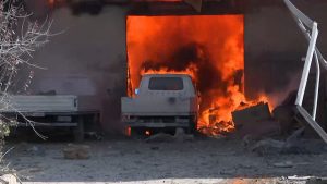 قصف إسرائيلي يدمر منزلا ويتسبب بحريق كبير شرقي لبنان