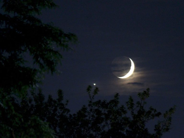 تشاهده بعينيك.. كوكب المشتري يقف إلى جوار القمر الليلة