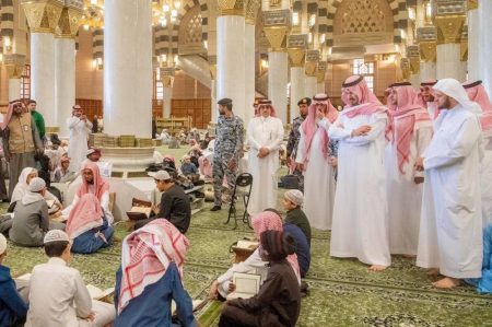 أمير المدينة يزور حلقات تحفيظ القرآن الكريم والمتون العلمية في المسجد النبوي