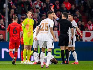 عقب خطأ على طريق كرة القدم الأميركية.. طرد نوير لأول مرة بعد 867 مباراة