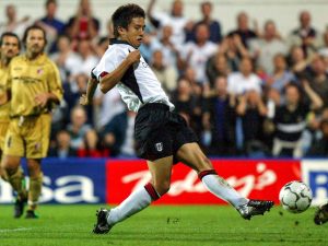 أول لاعب ياباني يحترف في البريميرليغ يعتزل في سن 45 عاما