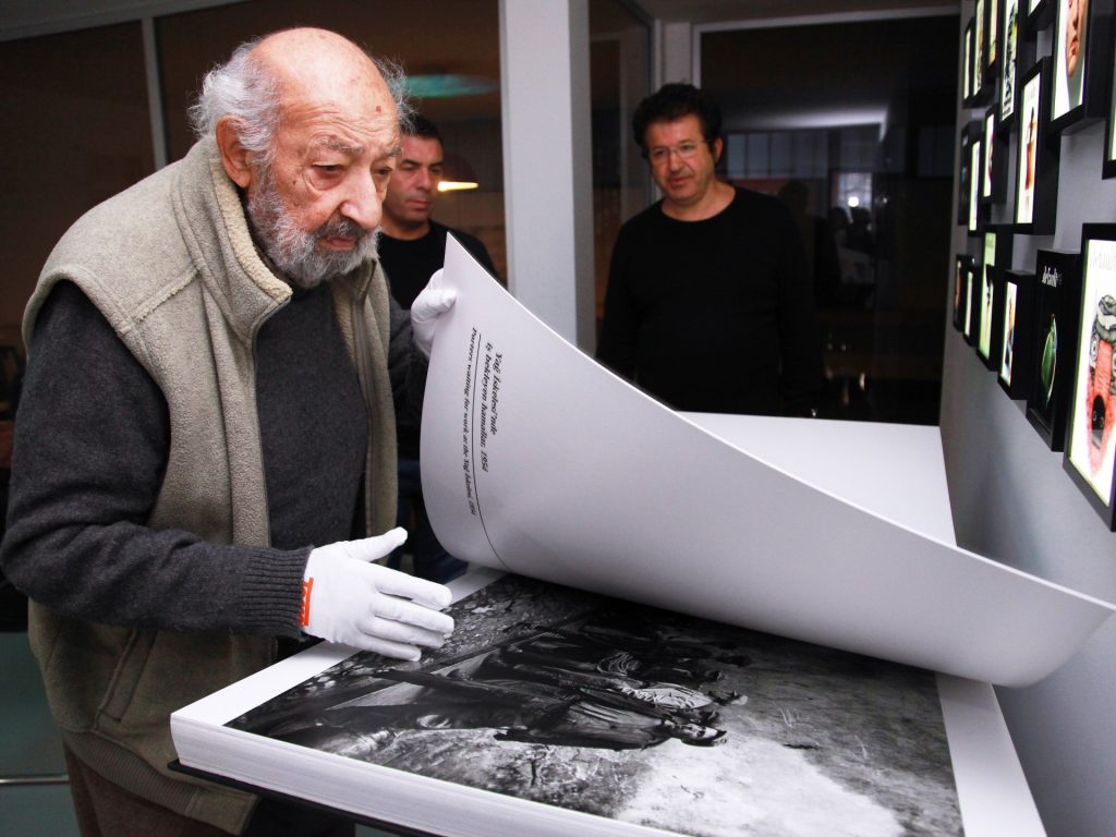 من الأزقة إلى اكتشاف الآثار.. عدسة الزمن لآرا غولر توثق تحولات تركيا الجمهورية