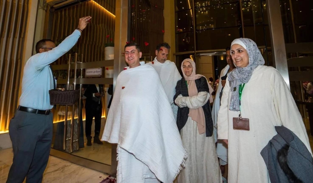 ضيوف خادم الحرمين الشريفين يؤدون مناسك العمرة