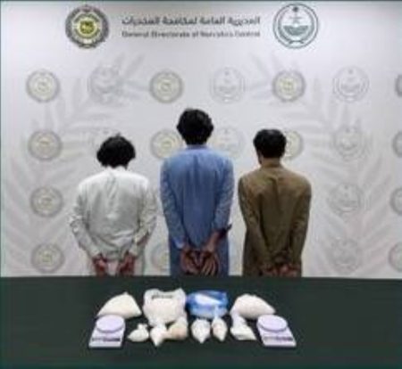 القبض على مخالف ومقيمين بمنطقة الرياض لترويجهم 4.5 كيلوغرام من «الشبو» المخدر