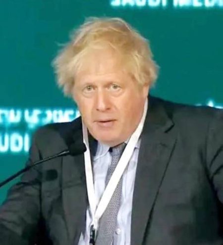 «بوريس جونسون»: محمد بن سلمان قائد شجاع