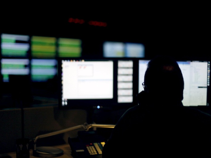 A cybersecurity expert monitors telecommunications traffic at a network operations center in a Verizon facility in Ashburn, Virginia in this July 15, 2014 file photo. Hackers, most likely from China, have been spying on governments and businesses in Southeast Asia and India uninterrupted for a decade, researchers at internet security company FireEye Inc said. REUTERS/Jonathan Ernst/Files