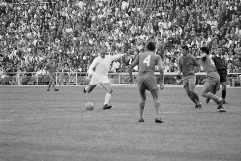 Le footballeur espagnol Alfredo Di Stéfano lors d'un match du Real de Madrid en septembre 1963, Espagne (Photo by REPORTERS ASSOCIES/Gamma-Rapho via Getty Images)