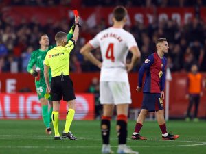 حالات تحكيمية مثيرة للجدل في مباراة برشلونة وإشبيلية بالليغا