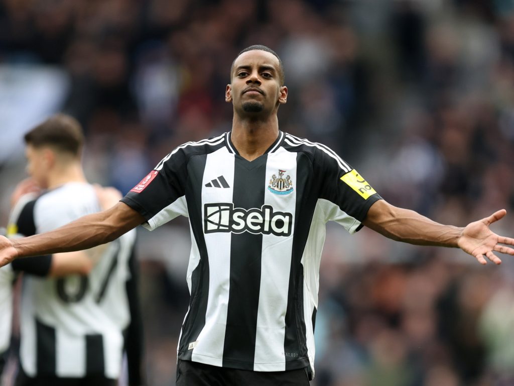 سرقة مجوهرات وسيارة فخمة من منزل إيزاك مهاجم نيوكاسل