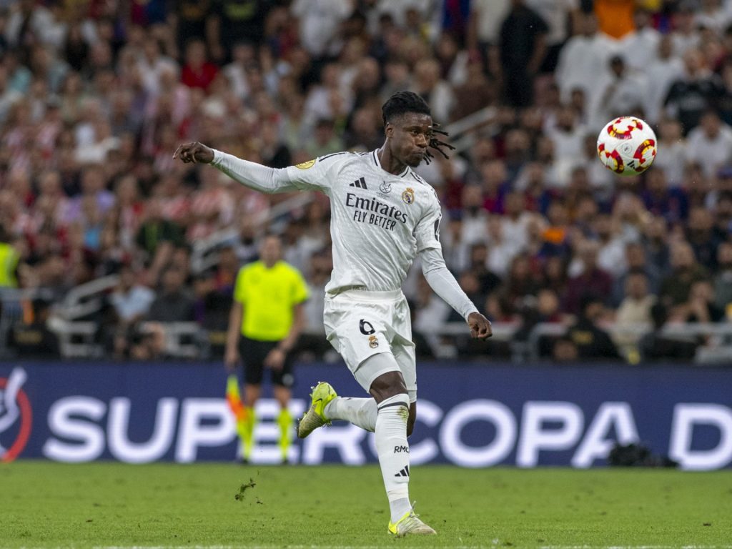 غوارديولا يمنح السيتي الضوء الأخضر لضم كامافينغا لاعب ريال مدريد