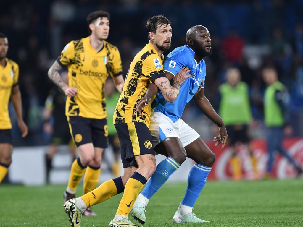 نابولي يتعادل مع إنتر ويشعل الصراع في الدوري الإيطالي