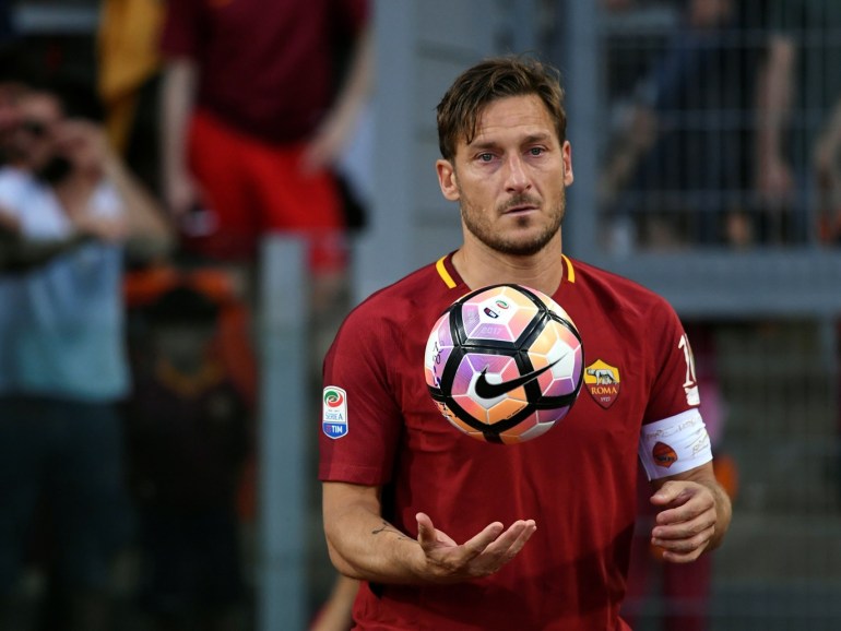 Football Soccer - AS Roma v Genoa - Serie A - Stadio Olimpico, Rome, Italy - 28/5/17 AS Roma's Francesco Totti plays with a ball after his last game. REUTERS/Alberto Lingria FOR EDITORIAL USE ONLY.