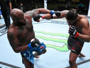 شاهد.. قصة مصارع أميركي استيقظ بسيارة إسعاف بعد لكمة “الوحش الأسود”