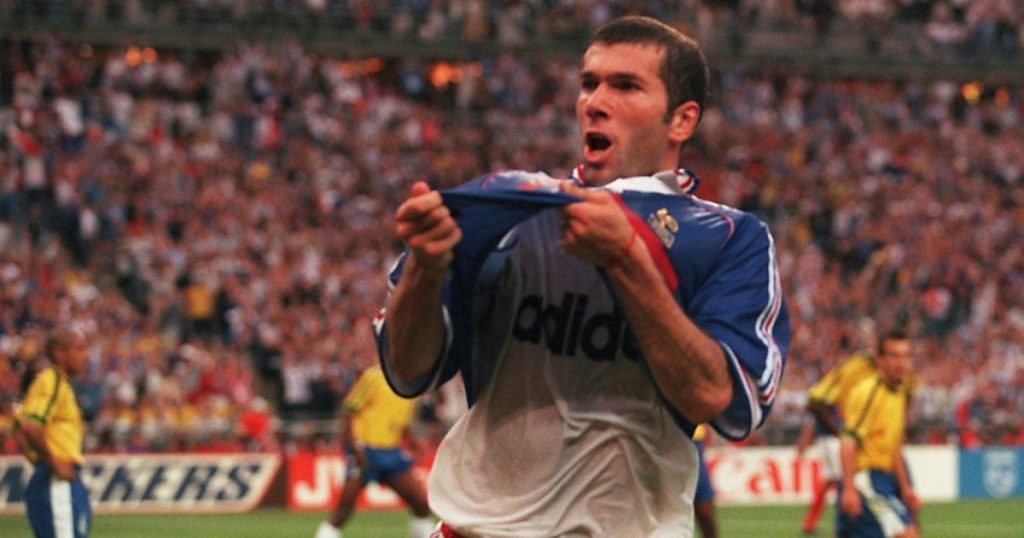 قميص زيدان بنهائي مونديال 1998 يطرح بمزاد مقابل 30 ألف يورو