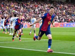 ليفاندوفسكي هداف برشلونة يسعى للتتويج بالحذاء الذهبي