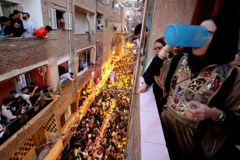 Egyptian residents of Ezbet Hamada in Cairo's Mataria district gather to eat Iftar, the meal to end their fast at sunset, during the holy fasting month of Ramadan in Cairo, Egypt March 15, 2025. REUTERS/Mohamed Abd El Ghany