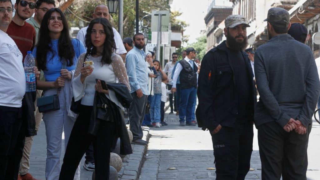 المسيحيون السوريون يحتفلون بعيد الفصح وسط آمال بواقع سياسي جديد