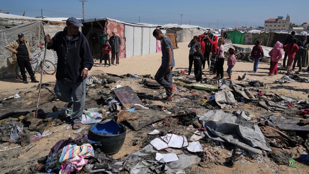 شاهد لحظة احتراق خيم النازحين في خان يونس بسبب غارة إسرائيلية قتلت العشرات