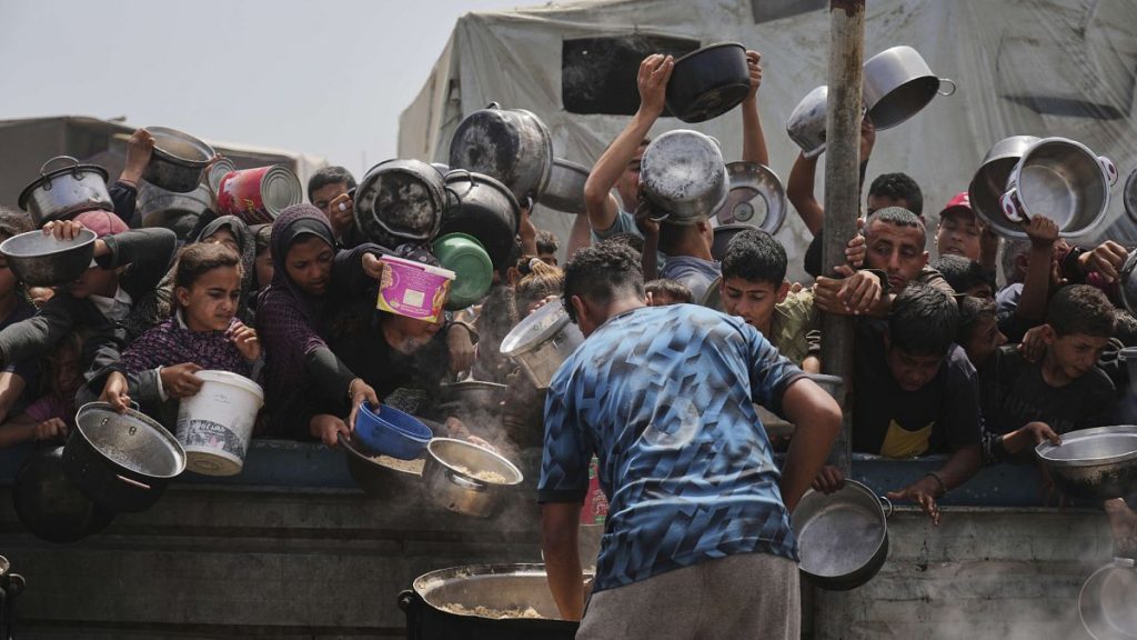 برنامج الأغذية العالمي يعلن نفاد مخزونه الغذائي بالكامل في القطاع.. من يُطعم غزة الآن؟