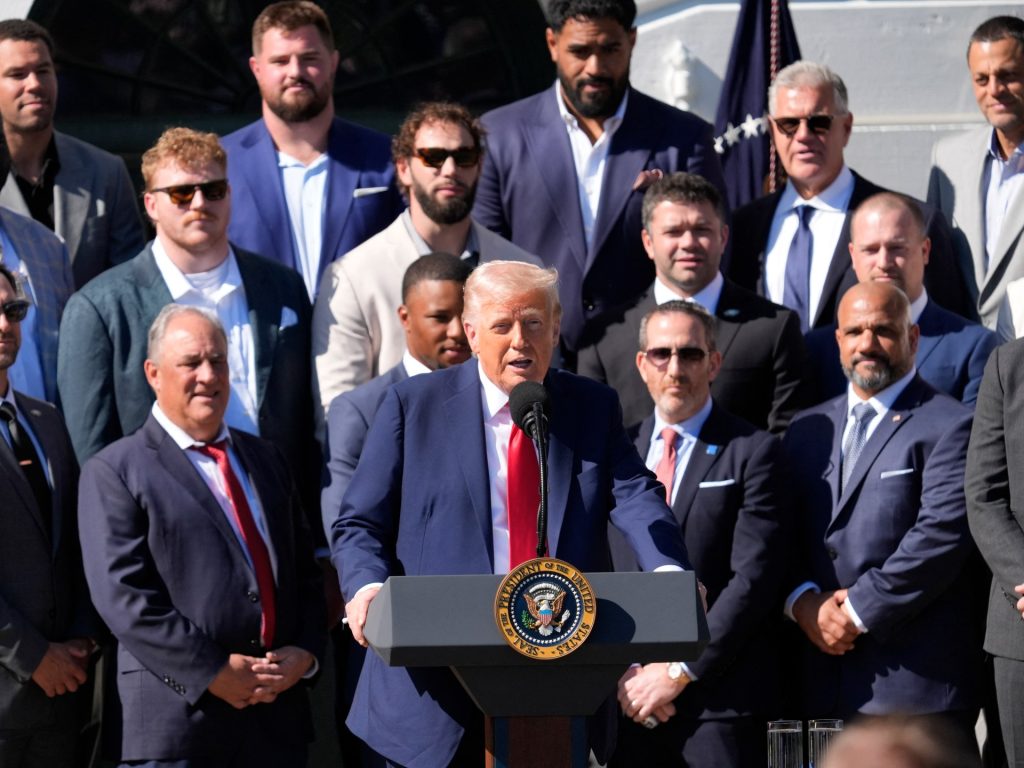 ترامب يخفف من تأثير الرسوم الجمركية على صناعة السيارات الأميركية