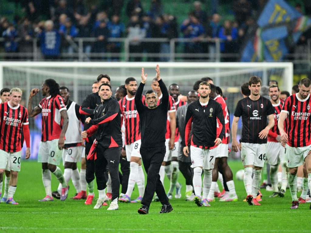 ميلان يسحق إنتر بثلاثية ويبلغ نهائي كأس إيطاليا