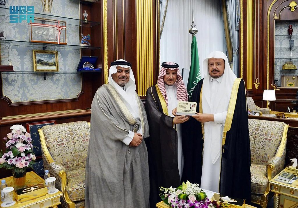 رئيس "الشورى" يتسلم درع رواد العمل القانوني بدول مجلس التعاون الخليجي